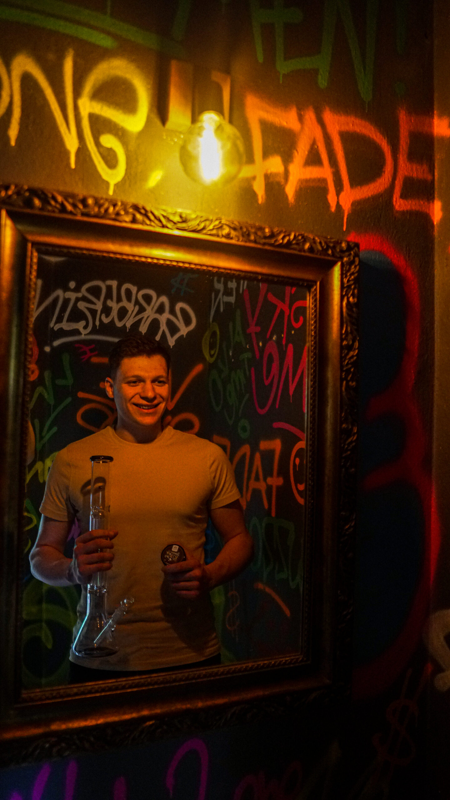 Barber przed lustrem trzyma bongo i susz CBD