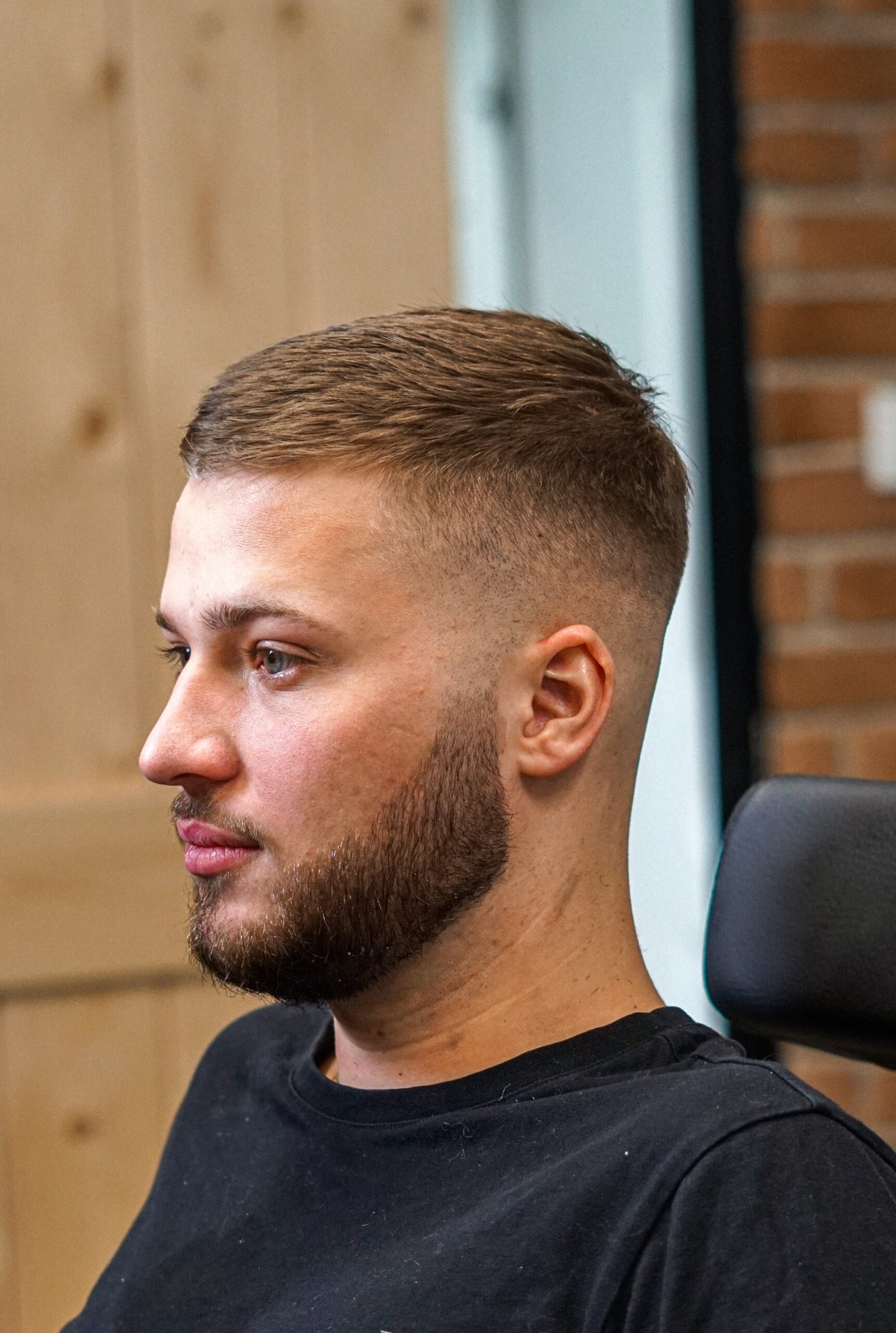 Zdjęcie klienta po strzyżeniu włosów i brody