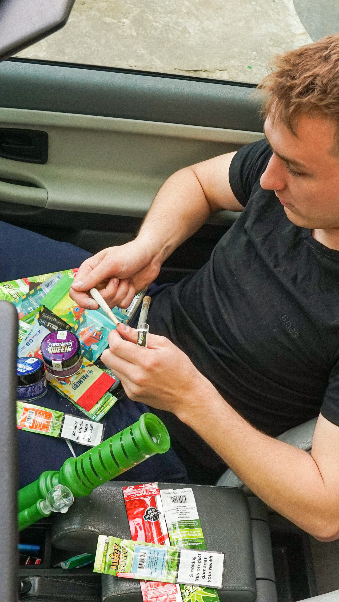 Zdjęcie sprzedawcy z akcesoriami do palenia i jointem z CBD