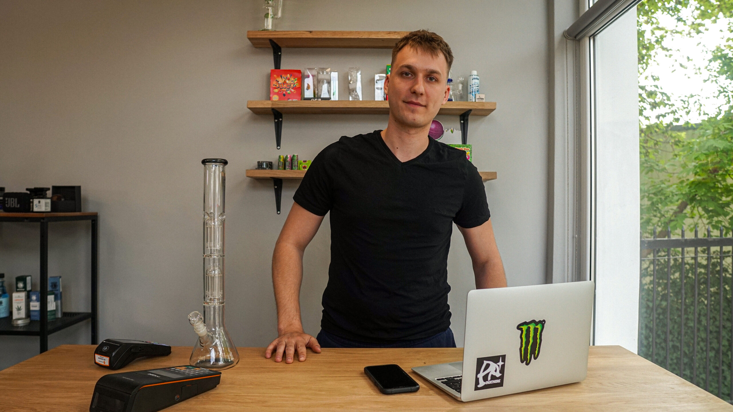 Zdjęcie z salonu, bongo, akcesoria CBD