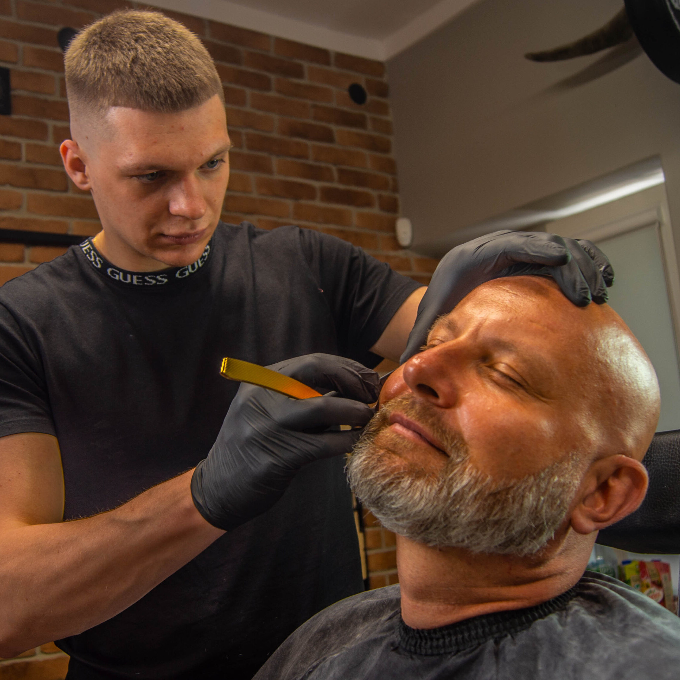 golenie głowy na łyso i strzyżenie brody