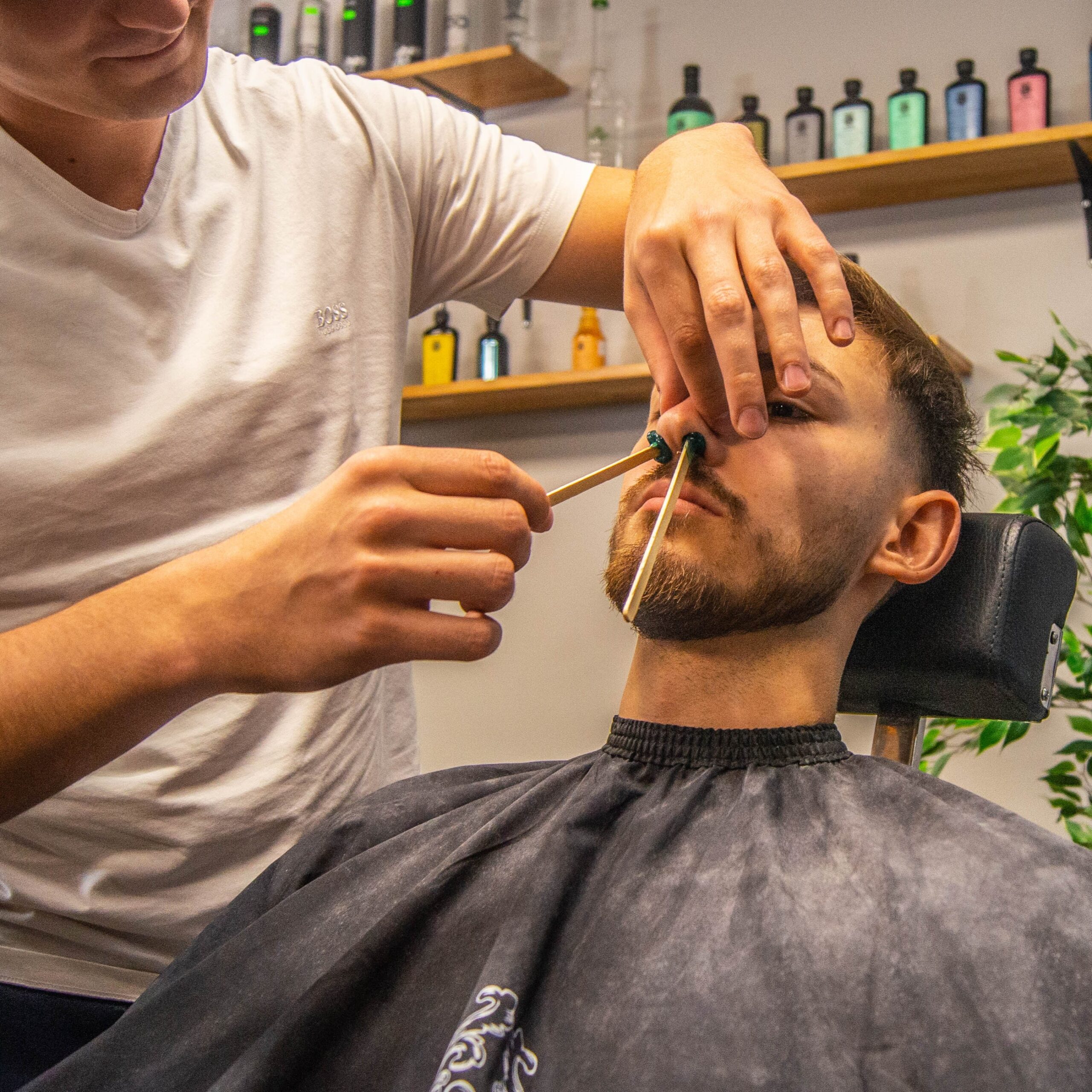 wyrywanie włosów z twarzy za pomocą wosku